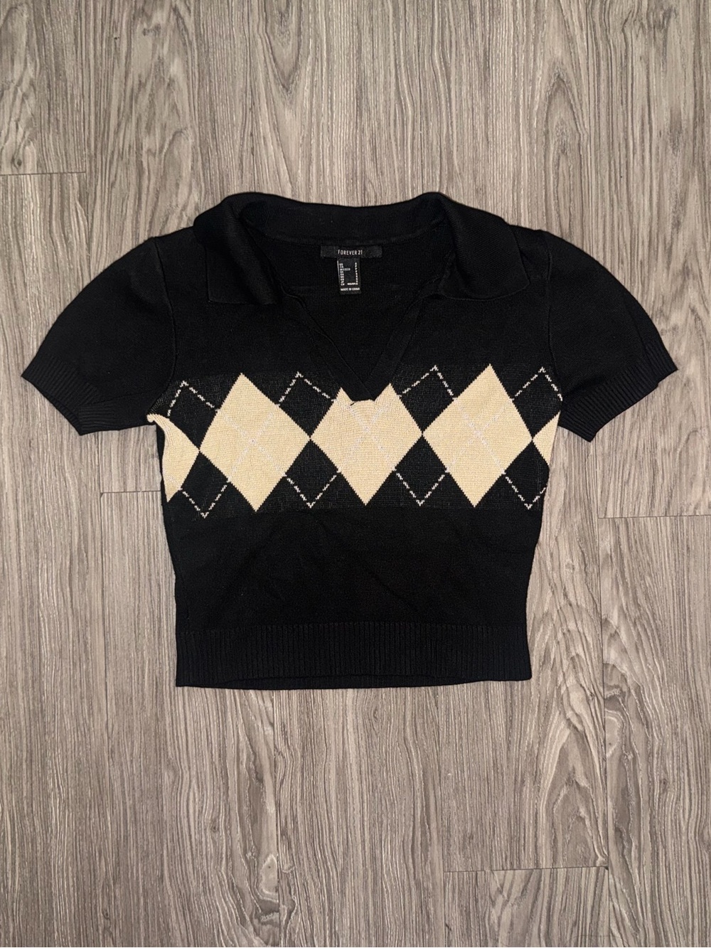 Forever 21 Black Knit Short Sleeve Polo Shirt Beige Argyle Pattern Women’s Sz S